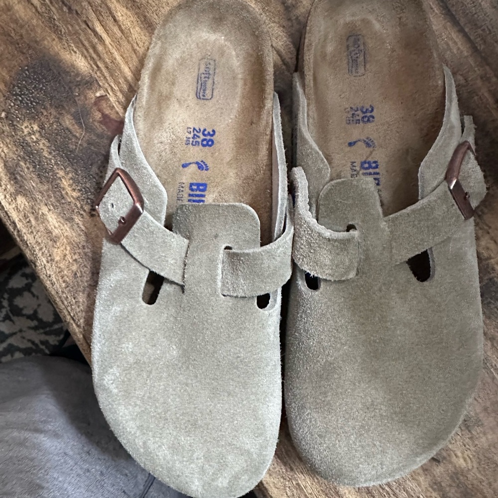 Birkenstock Tan Suede Footbed Clogs 
size 7/38